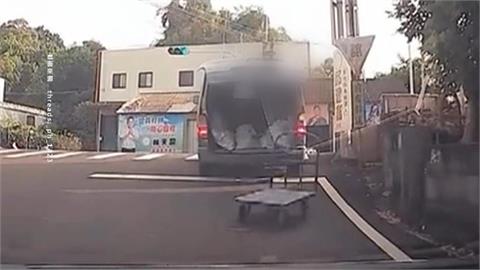 開車變馬路道具賽！　後車廂突開啟手推車滑行撞後車
