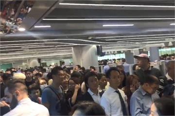 桃機通關大當機！旅客氣炸罵聲連連