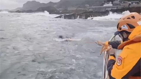 瑞芳水湳洞驚傳2釣客落海 熱心船長幫救起送醫