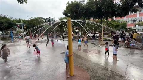 苗栗市民廣場戲水區開放　清涼一夏！　孩子的水樂園