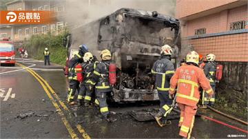 驚險逃生！瑞芳轉運站深夜火燒車 31歲男遭火吻送醫