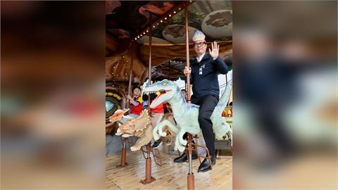 快新聞／您的陳三歲又上線了！戴超人力霸王頭套　親開箱高雄冬日遊樂園