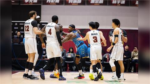 PLG(影)／首節古德溫、白薩就爆發衝突!獵鷹仍97:91勝勇士奪2連勝