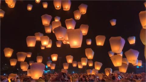 平溪天燈節登場！　「龍馬主燈+百盞天燈」雨中齊飛點亮夜空