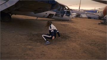 14歲英國跑酷少女 廢飛機陣展神技