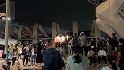 站第一排擋視線挨轟素質差　賈永婕發文道歉