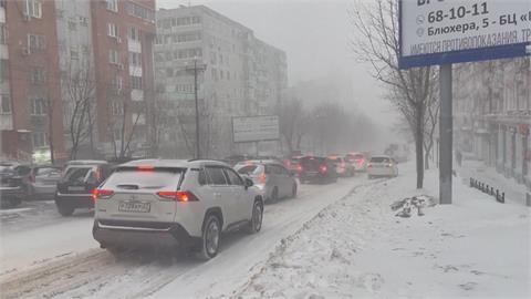 暴風雪襲擊俄羅斯遠東地區　交通癱瘓、街道大塞車