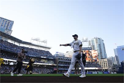 MLB（影）／旅基就是神！球迷鼓譟加持　教士「國王」季後賽初先發12K＋0BB