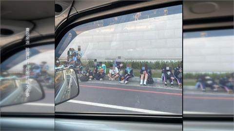 公車站牌旁大批學生「蹲坐」路旁　校方：因校外教學　學生同時離校釀人潮堵塞