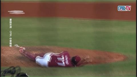 莊昕諺遭強襲球砸中倒地，擔架抬出場 。（圖／CPBL）