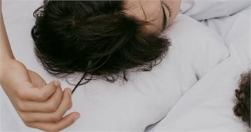 「睡覺雙手舉高」是身體在求救！醫揭隱藏病徵　靠1招解決