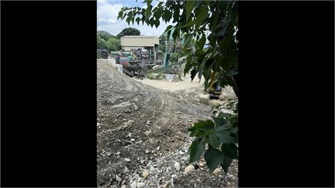 環保蟑螂！新北砂石場違法收營建土方　三峽河岸狂倒7000噸廢土