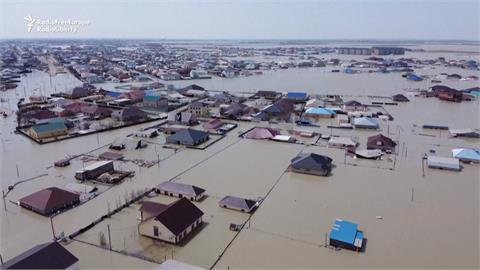 俄羅斯、哈薩克淹大水！　水壩潰堤3次、災民躲屋頂