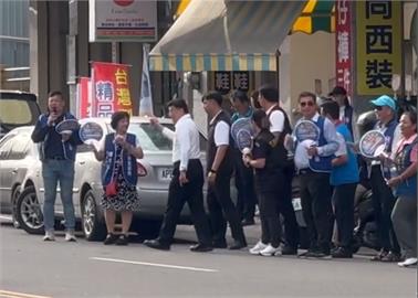 快新聞／傅崐萁真的怕了？徒步掃街拜票　網諷：大限已到裝親民