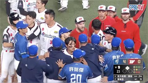 中職(影)／吉力吉撈爆氣怒推戴培峰遭驅逐出場罰1萬！網：都是台灣隊不要這樣啦！