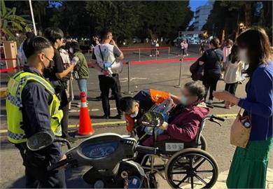 74歲阿嬤「拐杖+輪椅」也要看五月天　警派巡邏車助最後一哩路