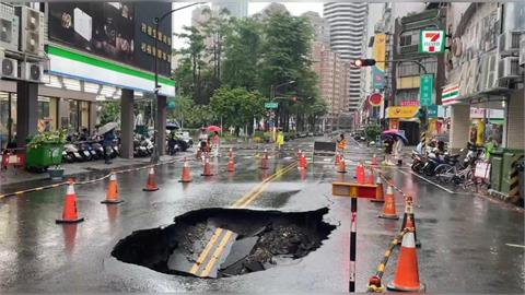 快新聞／高雄大豪雨猛轟！這1區驚見天坑「警急封鎖現場」　畫面全曝光了