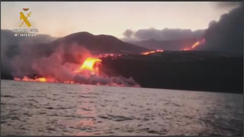 西班牙滾燙岩漿流入海中　釀岩石爆炸.釋放酸性氣體