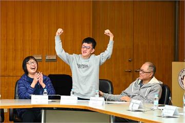 因罹患罕病遭譏「外星人」！少年經過20多次手術　重建顏面找回自信
