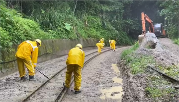 快新聞／土石滑落掩蓋鐵軌15公尺 阿里山森林鐵路明天試運轉