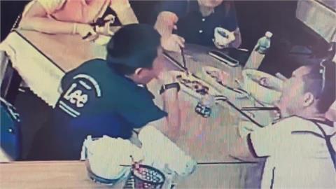 男童吃小卷噎到！  老闆用"哈姆立克法"救了一命"