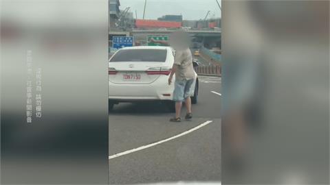 扯！男子站路中央　助多元計程車機場違法載客
