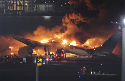 巨大火球在跑道滑行！　羽田機場飛機降落爆炸起火　機上400人含8嬰幼兒