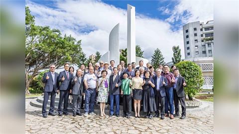 【淡江傳真】淡江書卷廣場新貌落成 校友捐款「蛋捲」重現經典風華