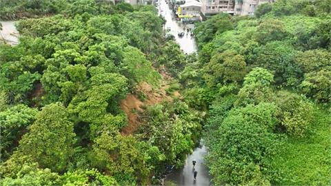 基隆清晨豪大雨　新豐街社區土石崩落　掩埋多輛機車