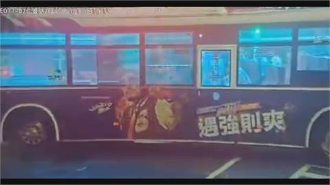 多元計程車違規變換車道　撞上公車駕駛輕傷