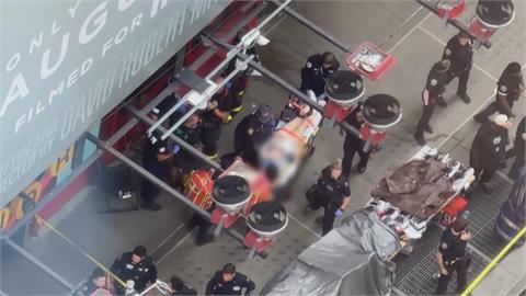 20秒砍兩人！紐約時報廣場爆隨機攻擊　嫌「持雙刀砍人釀死傷」遭警擊斃
