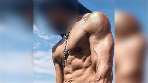 疑毒駕揮雙刀攻擊！翁男遭起底　曾當猛男秀舞者號稱「猛男界ＲＡＩＮ」