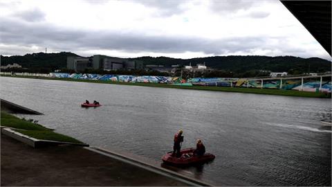 快新聞／北市大佳河濱公園驚傳男子落水失蹤　警消出動快艇搜救中