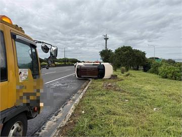 國1台中段疑變換車道擦撞他車　小客車側翻路肩