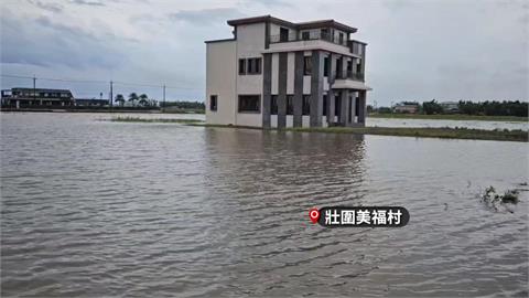 宜蘭間歇大雨積淹水頻傳　壯圍美福村農田水快淹上馬路