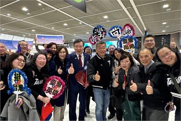 中華隊今成田機場返台　駐日代表李逸洋率僑胞送機喊「台灣尚勇」