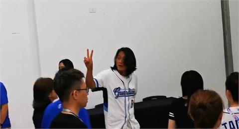來台唯一公開行程！「韓哥」姜成鎬赴新莊開球　「比耶、微笑」親民畫面曝