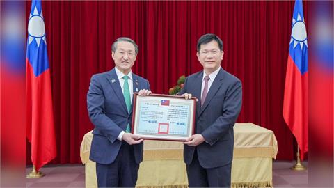 快新聞／〈朋友〉唱出台日情誼　林佳龍親頒「外交之友貢獻獎」予鳥取縣知事