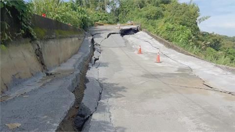 大雨滂沱！　台南官田山路掏空逾50米　擋土牆位移　交通中斷