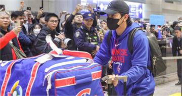 台灣隊歸國！陳傑憲入境比「噓」球迷配合不歡呼　貼心原因曝光