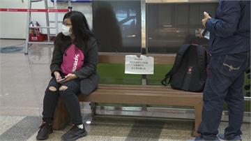 乘客無視防疫「社交距離」 台鐵拆等候區座椅