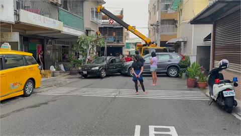 倒車失控變「碰碰車」　台南轎車暴衝連環撞影片曝光