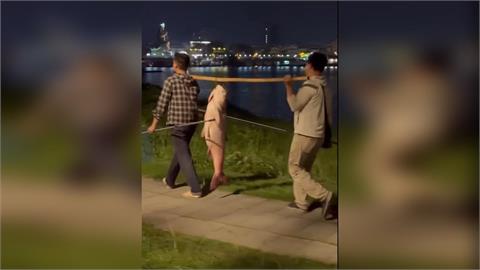 高雄２男扛大頭鰱炫耀逛大街　觀光局示警！