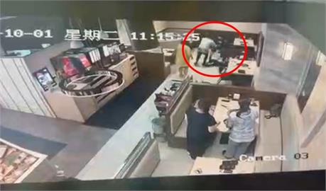 有夠倒霉！台中燒肉店員工「無故遭客人毆打」同事出手幫忙也被揍