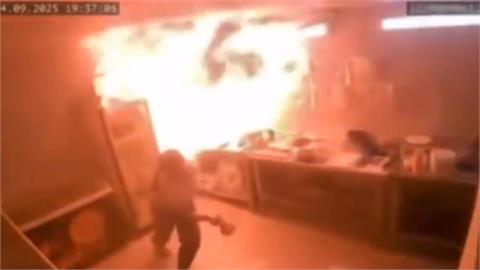 有影／咖啡館女員工「潑水救油鍋」瞬間爆炸　嘻笑錄影下秒變災難片