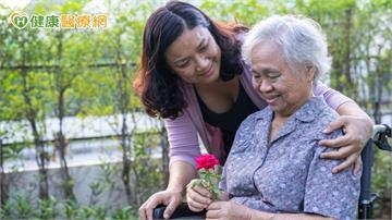 長輩孤獨、社交孤立？「社會處方箋」用正念練習陪伴走出家門