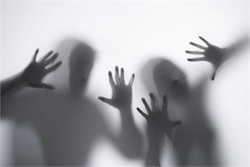 色狼誘2女自拍裸片、硬上！威脅嗆：先給朋友看，再外流