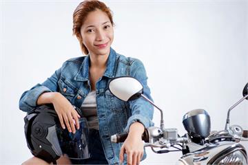 騎機車通勤6個防護技巧 讓妳告別壓扁髮型與底妝融化