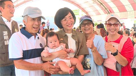 蘇巧慧與理事長握手vs.李四川轉頭走　網友酸：彎不下腰
