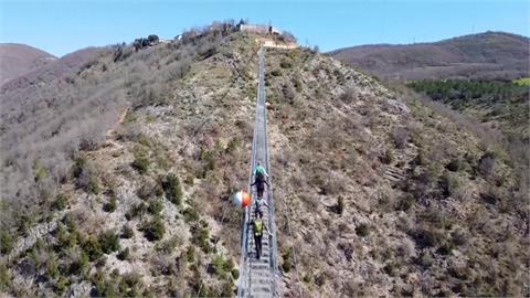 離地175公尺懸索吊橋挑戰膽量！　義大利中部小鎮新景點